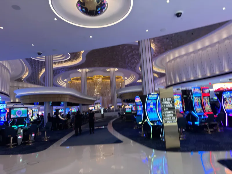 Fontainebleau 飯店內的賭場，電子遊戲機與吊燈映出繽紛燈光