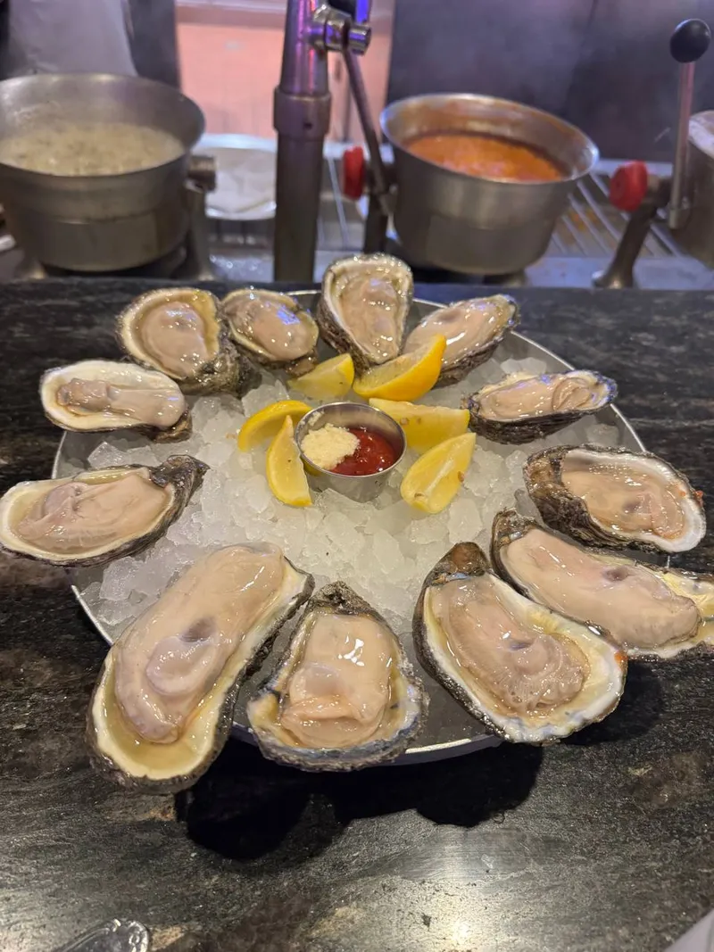 Oyster Bar 的生蠔拼盤，鋪在碎冰上，搭配檸檬與醬料