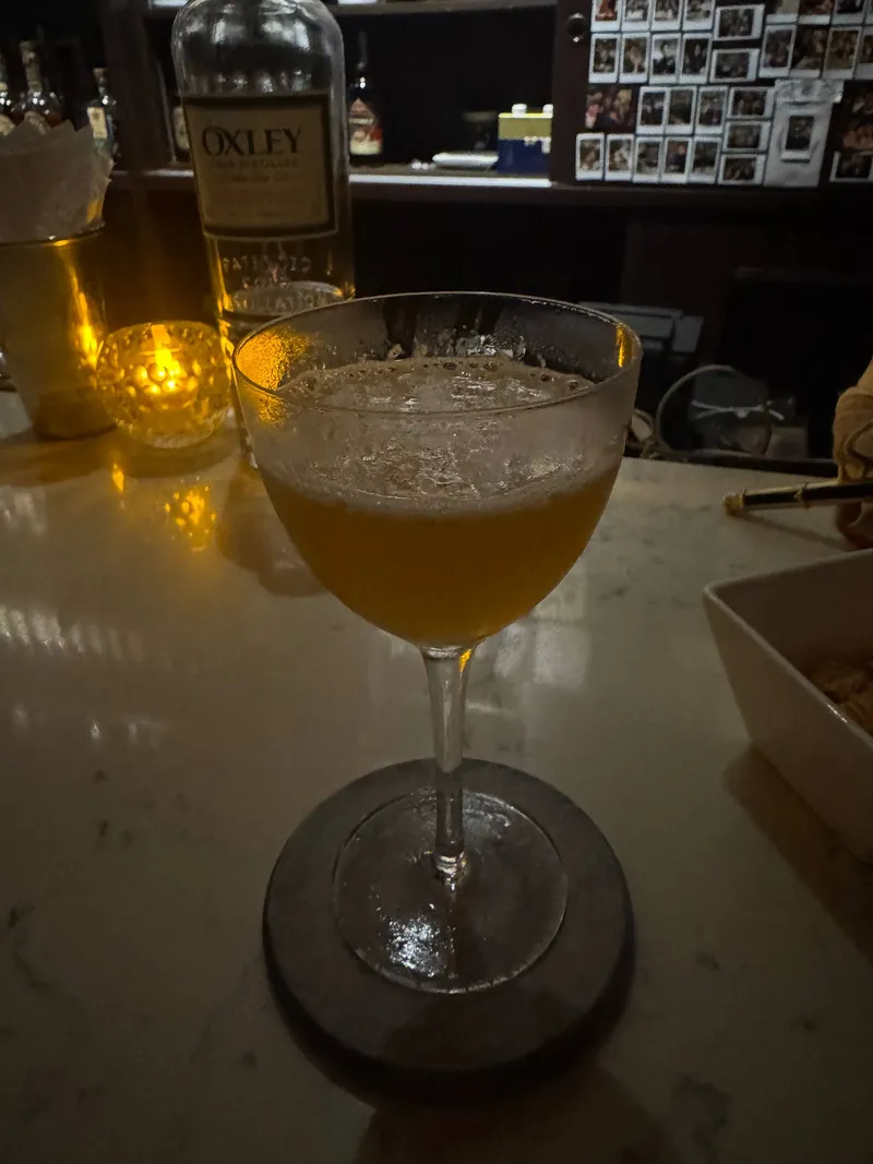 Shin Gi Tai 吧台上的 Sidecar，琥珀色酒液表面留著些許碎冰